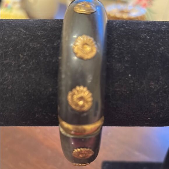Black and Gold Bracelet with Unique Embedded Flowers - Picture 2 of 6